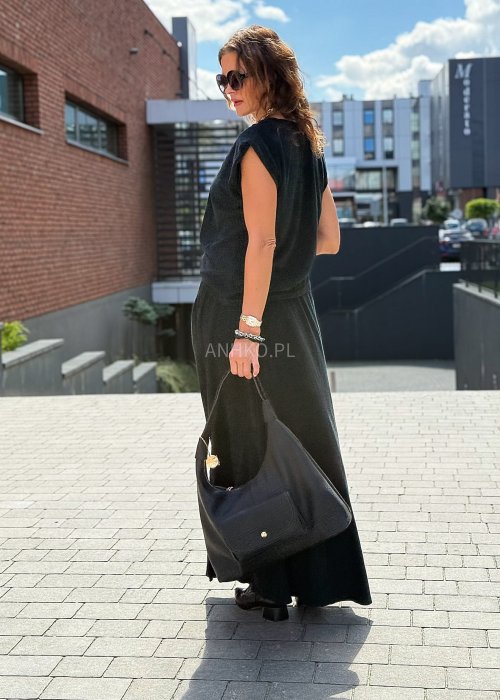 "Czarny damski komplet z naturalnej tkaniny, oversize bluzka bez rękawów i długa spódnica, minimalistyczna letnia stylizacja boho"