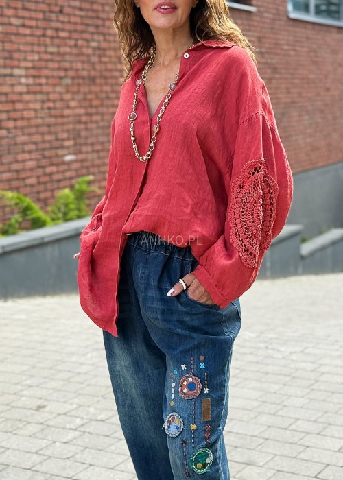 „Czerwona lniana koszula damska oversize z kołnierzykiem, długim rękawem i ażurowymi wstawkami, styl boho”