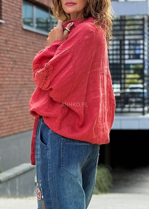 „Czerwona lniana koszula damska oversize z kołnierzykiem, długim rękawem i ażurowymi wstawkami, styl boho”