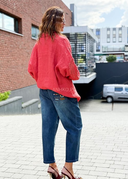 „Czerwona lniana koszula damska oversize z kołnierzykiem, długim rękawem i ażurowymi wstawkami, styl boho”