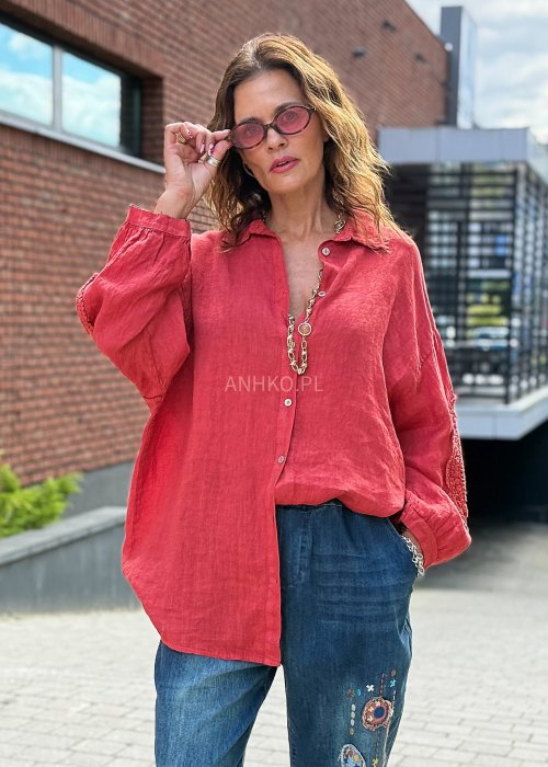 „Czerwona lniana koszula damska oversize z kołnierzykiem, długim rękawem i ażurowymi wstawkami, styl boho”