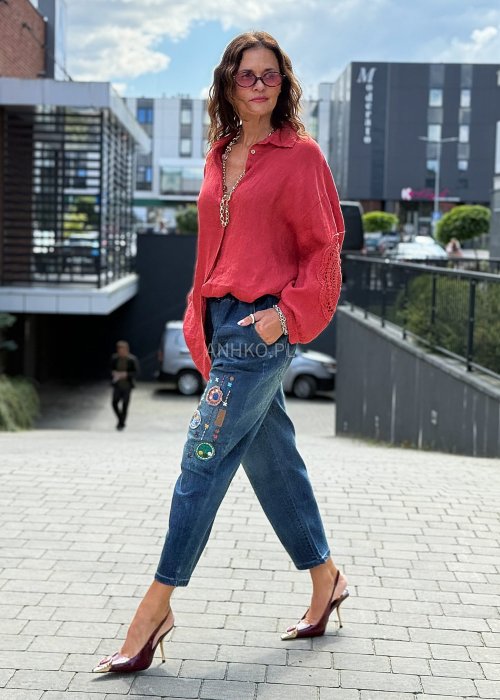 „Czerwona lniana koszula damska oversize z kołnierzykiem, długim rękawem i ażurowymi wstawkami, styl boho”