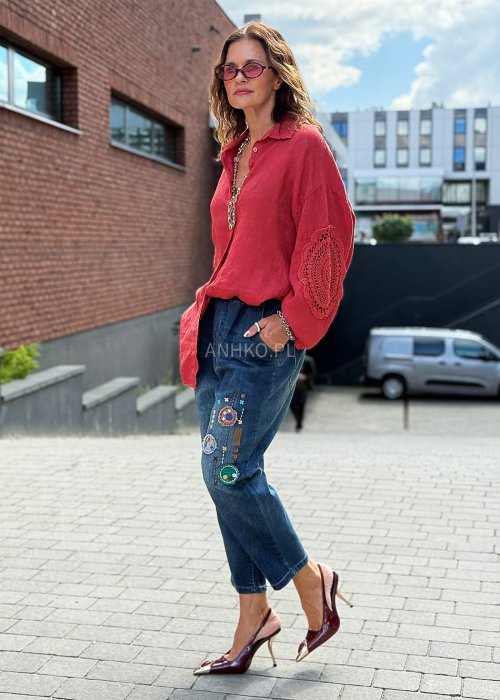 „Czerwona lniana koszula damska oversize z kołnierzykiem, długim rękawem i ażurowymi wstawkami, styl boho”