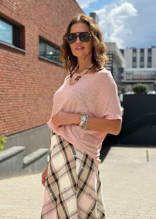 Bluzka damska z krótkim rękawem w pastelowym różu, luźny krój oversize, dekolt łódkowy, letnia stylizacja z lekkiego materiału