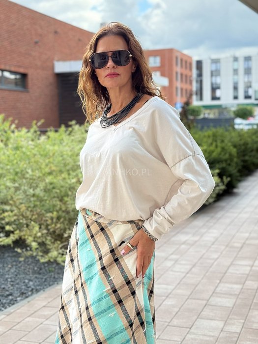 Kremowa bluzka damska z długim rękawem i dekoltem V, luźny krój oversize, naturalny materiał, minimalistyczna letnia stylizacja