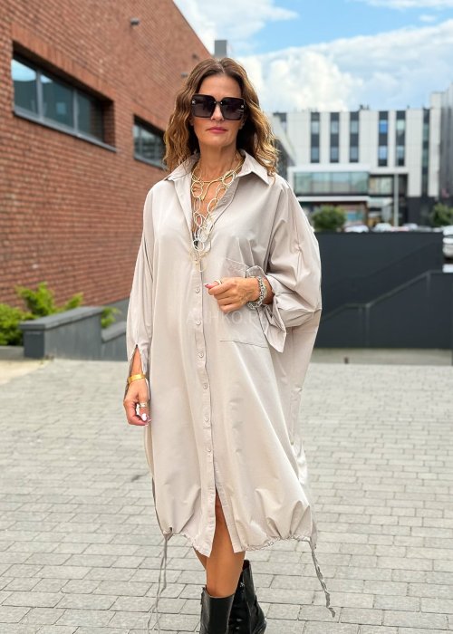 Beżowa sukienka koszulowa oversize z długim rękawem, kieszenią i ściągaczem u dołu w stylu minimalistycznym