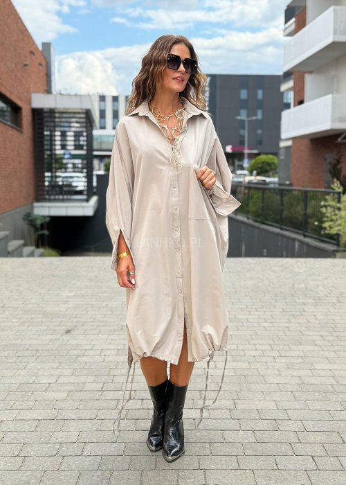 Beżowa sukienka koszulowa oversize z długim rękawem, kieszenią i ściągaczem u dołu w stylu minimalistycznym
