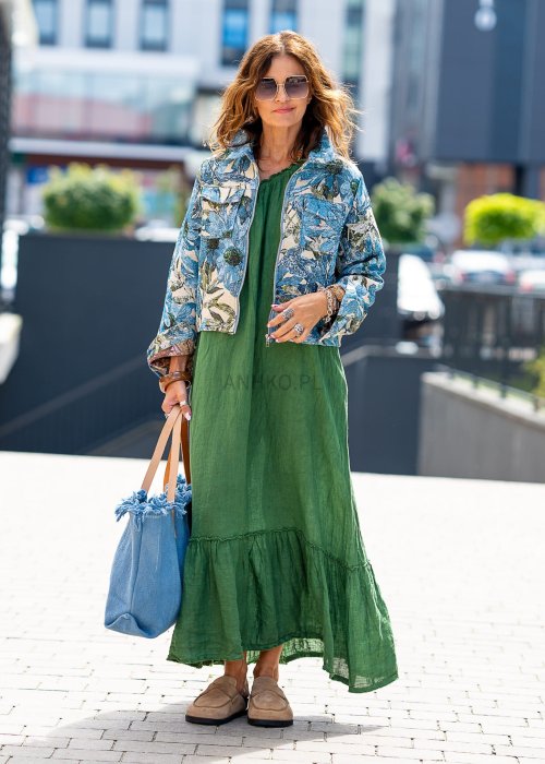 Zielona lniana sukienka maxi z odkrytym ramieniem, luźnym krojem i falbaną u dołu w stylu boho