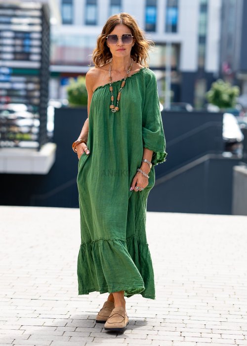 Zielona lniana sukienka maxi z odkrytym ramieniem, luźnym krojem i falbaną u dołu w stylu boho