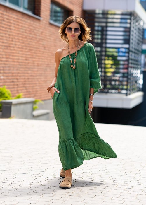 Zielona lniana sukienka maxi z odkrytym ramieniem, luźnym krojem i falbaną u dołu w stylu boho