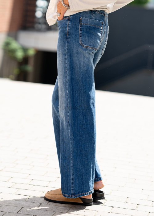 Niebieskie jeansy damskie z prostą nogawką i wiązaniem w pasie w stylu casual