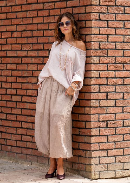 Beżowe spodnie damskie z muślinu, szerokie nogawki 7/8, lekki materiał, styl boho, elastyczna talia, letnia stylizacja