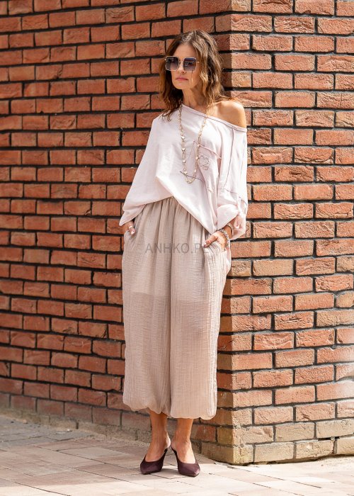Beżowe spodnie damskie z muślinu, szerokie nogawki 7/8, lekki materiał, styl boho, elastyczna talia, letnia stylizacja