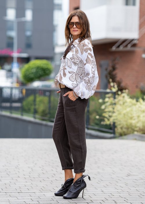Lniane spodnie damskie w kolorze ciemnego brązu, proste nogawki, długość 7/8, kieszenie boczne i tylne, styl casual boho