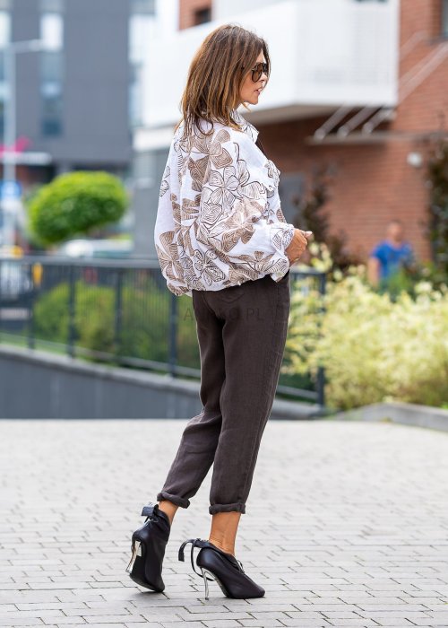 Lniane spodnie damskie w kolorze ciemnego brązu, proste nogawki, długość 7/8, kieszenie boczne i tylne, styl casual boho