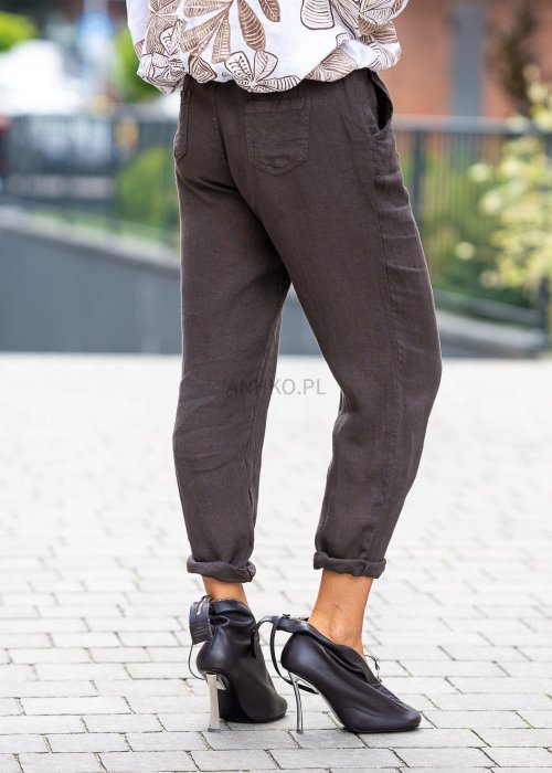 Lniane spodnie damskie w kolorze ciemnego brązu, proste nogawki, długość 7/8, kieszenie boczne i tylne, styl casual boho