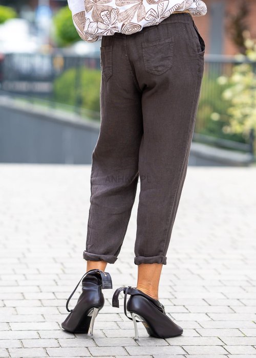 Lniane spodnie damskie w kolorze ciemnego brązu, proste nogawki, długość 7/8, kieszenie boczne i tylne, styl casual boho