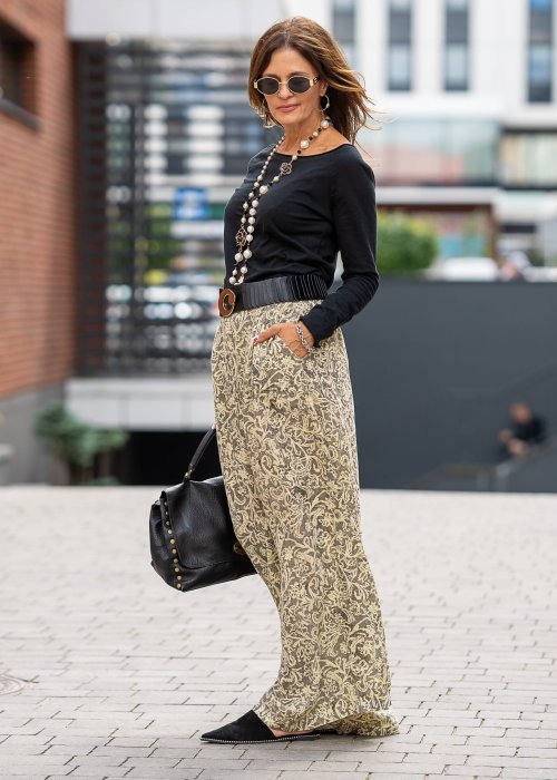 Czarna bluzka damska z długim rękawem i dekoltem łódka, gładka bawełna, klasyczny fason, moda casual elegancka