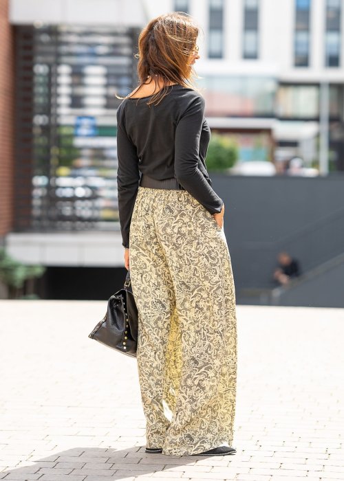 Czarna bluzka damska z długim rękawem i dekoltem łódka, gładka bawełna, klasyczny fason, moda casual elegancka