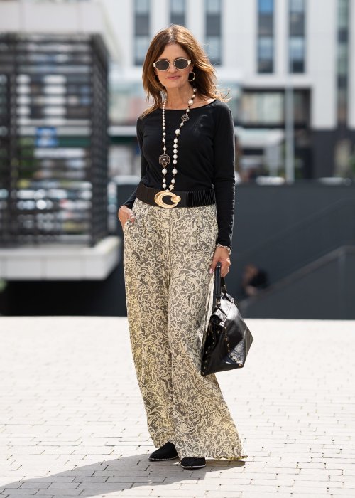 Czarna bluzka damska z długim rękawem i dekoltem łódka, gładka bawełna, klasyczny fason, moda casual elegancka