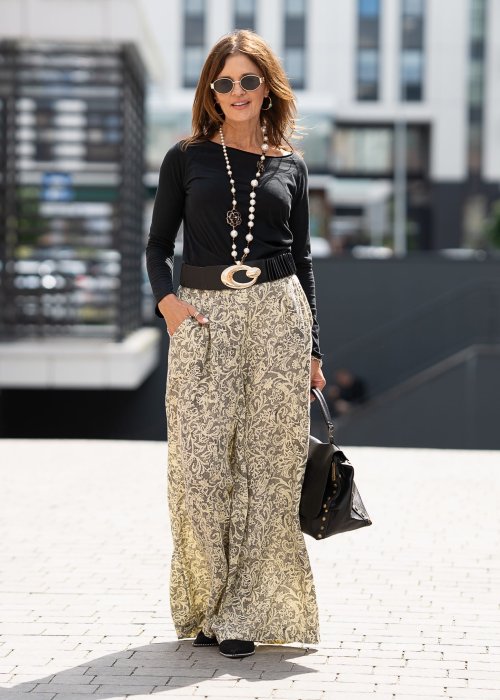 Czarna bluzka damska z długim rękawem i dekoltem łódka, gładka bawełna, klasyczny fason, moda casual elegancka