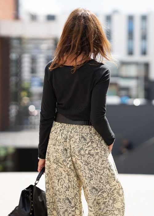 Czarna bluzka damska z długim rękawem i dekoltem łódka, gładka bawełna, klasyczny fason, moda casual elegancka