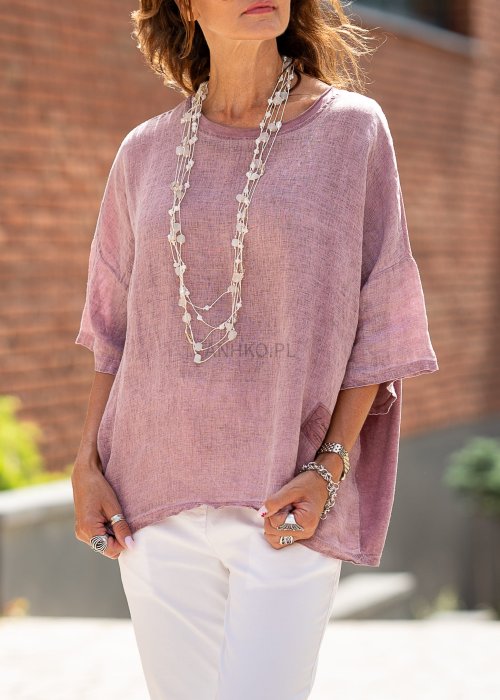 Lniana bluzka damska oversize w kolorze pudrowego różu, rękaw 3/4, okrągły dekolt, lekka letnia stylizacja boho
