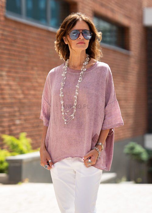 Lniana bluzka damska oversize w kolorze pudrowego różu, rękaw 3/4, okrągły dekolt, lekka letnia stylizacja boho