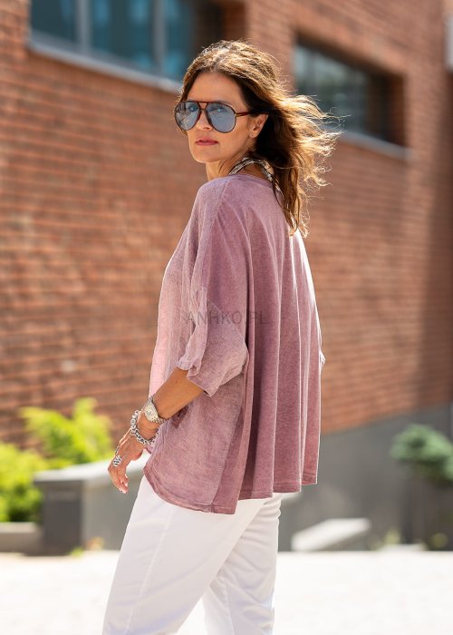 Lniana bluzka damska oversize w kolorze pudrowego różu, rękaw 3/4, okrągły dekolt, lekka letnia stylizacja boho