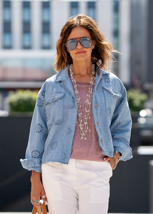 Niebieska jeansowa kurtka damska z haftem ażurowym, długi rękaw, kieszenie na piersi, styl boho, modna letnia stylizacja