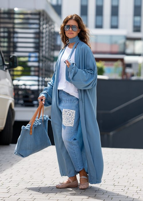 Niebieskie kimono damskie maxi o długim, lejącym fasonie z bufiastymi rękawami. Stylizacja z białym topem i jeansami w miejskim, casualowym wydaniu.