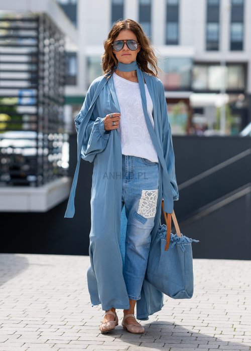 Niebieskie kimono damskie maxi o długim, lejącym fasonie z bufiastymi rękawami. Stylizacja z białym topem i jeansami w miejskim, casualowym wydaniu.