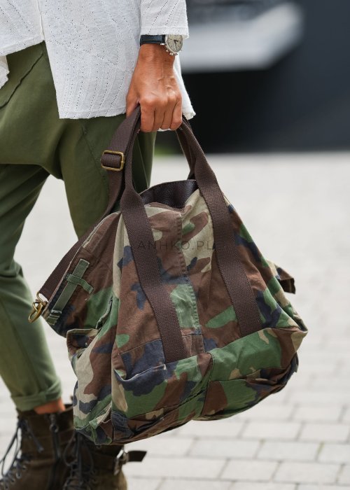 „Torba damska w stylu militarnym, bawełniana z wzorem moro, z krótkimi uchwytami i regulowanym paskiem na ramię”