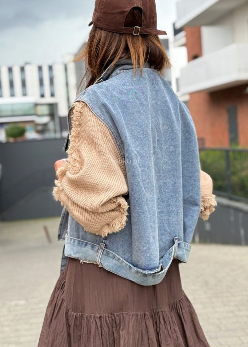 Jeansowa kamizelka damska z beżowymi dzianinowymi rękawami, oversize krój w stylu casual i boho