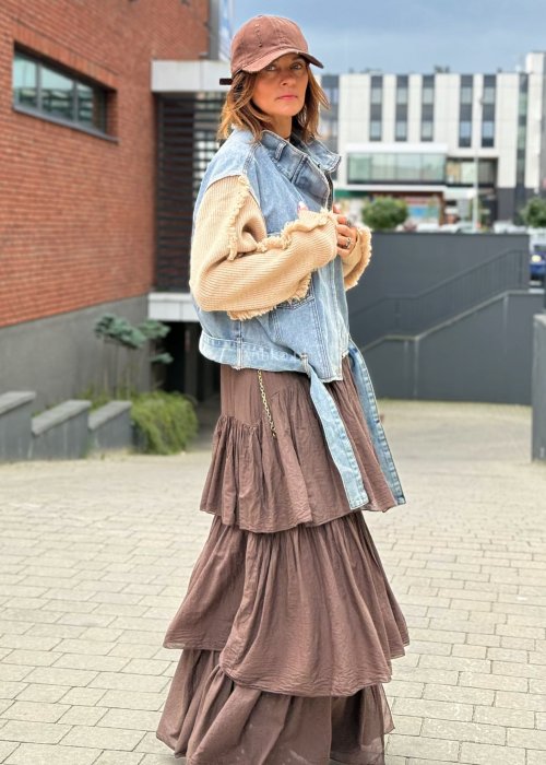 Jeansowa kamizelka damska z beżowymi dzianinowymi rękawami, oversize krój w stylu casual i boho