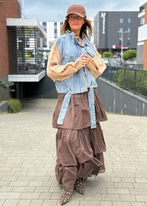 Jeansowa kamizelka damska z beżowymi dzianinowymi rękawami, oversize krój w stylu casual i boho