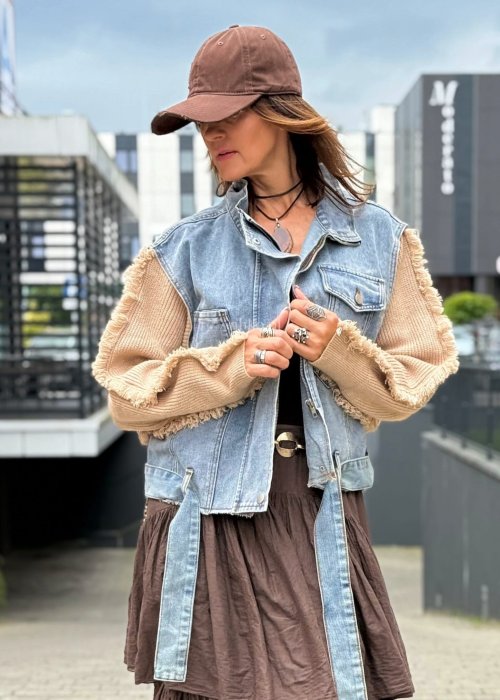 Jeansowa kamizelka damska z beżowymi dzianinowymi rękawami, oversize krój w stylu casual i boho