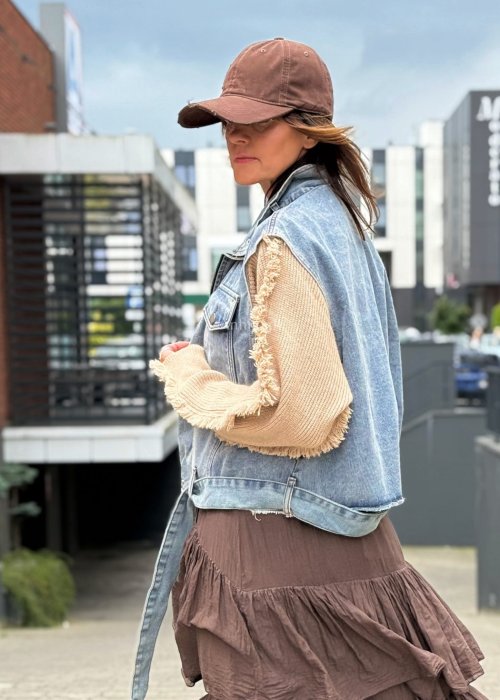 Jeansowa kamizelka damska z beżowymi dzianinowymi rękawami, oversize krój w stylu casual i boho