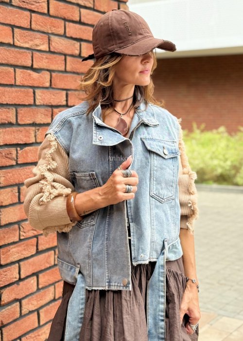 Jeansowa kamizelka damska z beżowymi dzianinowymi rękawami, oversize krój w stylu casual i boho