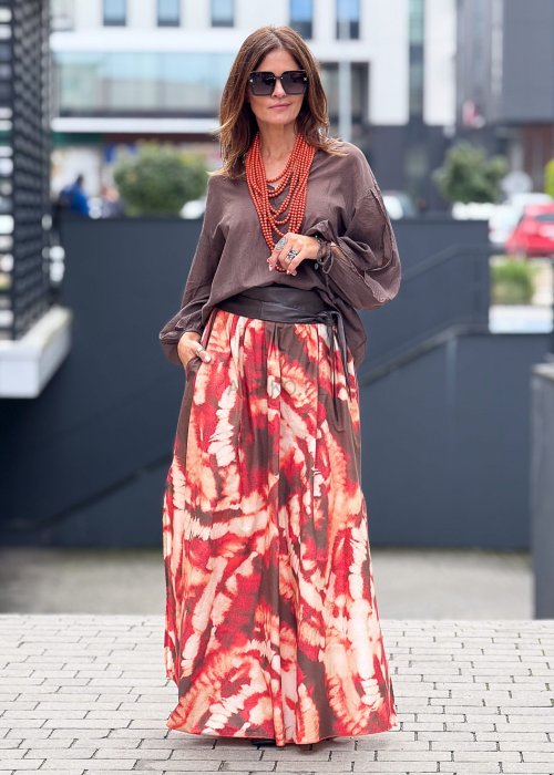 Długa spódnica maxi w stylu boho, wzór tie-dye w odcieniach czerwieni i brązu, rozkloszowany krój z szerokim paskiem