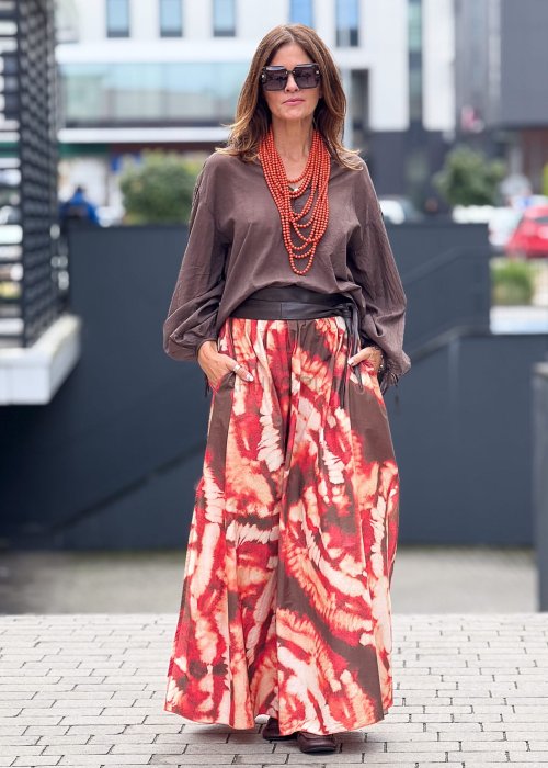 Długa spódnica maxi w stylu boho, wzór tie-dye w odcieniach czerwieni i brązu, rozkloszowany krój z szerokim paskiem