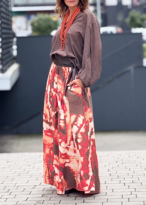 Długa spódnica maxi w stylu boho, wzór tie-dye w odcieniach czerwieni i brązu, rozkloszowany krój z szerokim paskiem