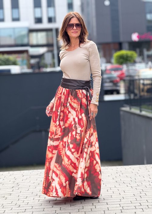 Długa spódnica maxi w stylu boho, wzór tie-dye w odcieniach czerwieni i brązu, rozkloszowany krój z szerokim paskiem