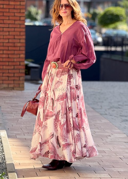 zwiewna spódnica maxi z efektownym printem w pióra, w odcieniach różu i bordo. Lekka, pełna objętości, idealna do boho stylizacji.