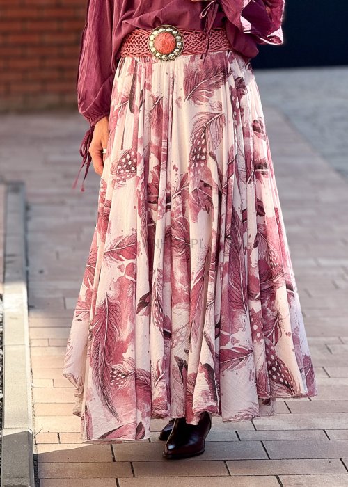 zwiewna spódnica maxi z efektownym printem w pióra, w odcieniach różu i bordo. Lekka, pełna objętości, idealna do boho stylizacji.
