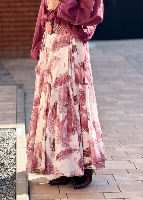 zwiewna spódnica maxi z efektownym printem w pióra, w odcieniach różu i bordo. Lekka, pełna objętości, idealna do boho stylizacji.