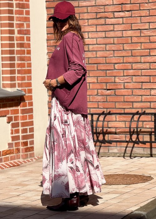 zwiewna spódnica maxi z efektownym printem w pióra, w odcieniach różu i bordo. Lekka, pełna objętości, idealna do boho stylizacji.