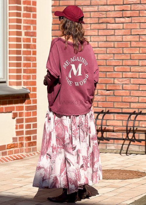 zwiewna spódnica maxi z efektownym printem w pióra, w odcieniach różu i bordo. Lekka, pełna objętości, idealna do boho stylizacji.