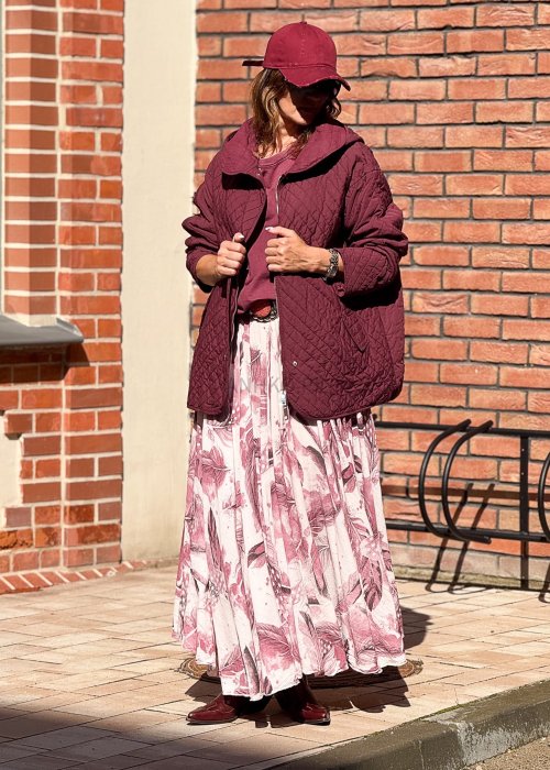 zwiewna spódnica maxi z efektownym printem w pióra, w odcieniach różu i bordo. Lekka, pełna objętości, idealna do boho stylizacji.