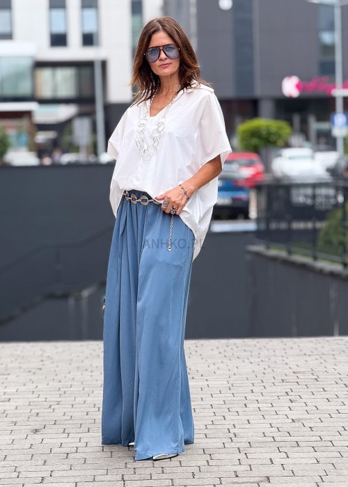Biała bluzka oversize z krótkim rękawem, dekoltem V i wiązaniem na plecach, lekka bawełna w stylu minimalistycznym